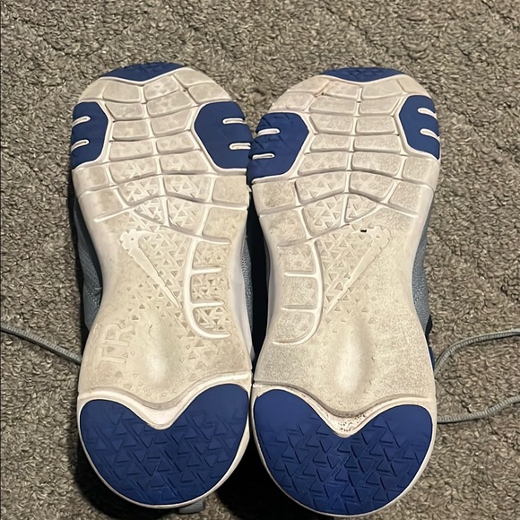 Nike Gray and Black Athletic Shoes with Cushioned Midsole - Picture 7 of 8